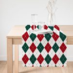 - Runner-8558-1 - Realhomes Beyaz Zemin Üzerinde Bordo Ve Yeşil Ekose Desenli Dijital Baskılı Modern Runner Realhomes