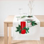 - SuetRunner-10026 - Realhomes Çam Ağacı Yaprakları İçinde Mumluk Tasarımlı Dijital Baskılı Dekoratif Süet Runner Realhomes