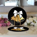 - Supla2li-10012-Siyah-Zemin-Sari-Can-Desenli-Dijital-Baskili-Modern-2li-Yuvarlak-Servis-Altligi-–-Supla-2 - Realhomes Siyah Zemin Sarı Çan Desenli Dijital Baskılı Modern 2'li Yuvarlak Servis Altlığı – Supla Realhomes