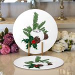 Çam Ağacı Yaprakları İçinde Mumluk Tasarımlı Dijital Baskılı Dekoratif 2'li Yuvarlak Servis Altlığı – Supla Realhomes