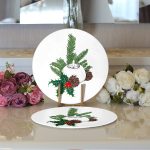 Çam Ağacı Yaprakları İçinde Mumluk Tasarımlı Dijital Baskılı Dekoratif 2'li Yuvarlak Servis Altlığı – Supla Realhomes