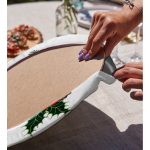 Çam Ağacı Yaprakları İçinde Mumluk Tasarımlı Dijital Baskılı Dekoratif 2'li Yuvarlak Servis Altlığı – Supla Realhomes