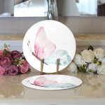 Beyaz Zemin Pembe  & Mavi Kelebek Motifli Dijital Baskılı Modern 2'li Yuvarlak Servis Altlığı – Supla Realhomes