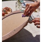 Kahve Zeminli Çiçek Tasarımlı Dijital Baskılı Dekoratif 2'li Yuvarlak Servis Altlığı – Supla Realhomes