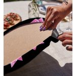 Siyah Zemin Pembe Kurdale Tasarımlı Dijital Baskılı Modern 2'li Yuvarlak Servis Altlığı – Supla Realhomes