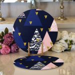 Lacivert Zemin Geometrik Üçgen Tasarımlı Dijital Baskılı Dekoratif 2'li Yuvarlak Servis Altlığı – Supla Realhomes