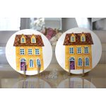 - Supla2li-10113-Minyatur-Sari-Ev-Cizimli-Dijital-Baskili-Dekoratif-2li-Yuvarlak-Servis-Altligi-–-Supla-1 - Realhomes Minyatür Sarı Ev Çizimli Dijital Baskılı Dekoratif 2'li Yuvarlak Servis Altlığı – Supla Realhomes