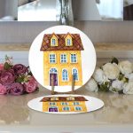 - Supla2li-10113-Minyatur-Sari-Ev-Cizimli-Dijital-Baskili-Dekoratif-2li-Yuvarlak-Servis-Altligi-–-Supla-2 - Realhomes Minyatür Sarı Ev Çizimli Dijital Baskılı Dekoratif 2'li Yuvarlak Servis Altlığı – Supla Realhomes