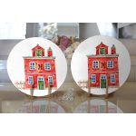 Minyatür Kırmızı Ev Çizimli Dijital Baskılı Dekoratif 2'li Yuvarlak Servis Altlığı – Supla Realhomes