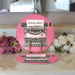 Pembe Zemin Daktilo Tasarımlı Dijital Baskılı Modern 2'li Yuvarlak Servis Altlığı – Supla Realhomes