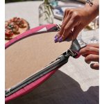 Pembe Zemin Daktilo Tasarımlı Dijital Baskılı Modern 2'li Yuvarlak Servis Altlığı – Supla Realhomes