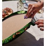 Yeşil Zemin Çam Yapraklı Mum Tasarımlı Dijital Baskılı Modern 2'li Yuvarlak Servis Altlığı – Supla Realhomes