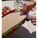 - Supla2li-10145-Bordo-Zemin-Cam-Yaprakli-Mum-Tasarimli-Dijital-Baskili-Dekoratif-2li-Yuvarlak-Servis-Altligi-–-Supla-3 - Realhomes Bordo Zemin Çam Yapraklı Mum Tasarımlı Dijital Baskılı Dekoratif 2'li Yuvarlak Servis Altlığı – Supla Realhomes