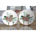 - Supla2li-10155-Kozalak-Cizimli-Cristmas-Temali-Dijital-Baskili-Dekoratif-2li-Yuvarlak-Servis-Altligi-–-Supla-1 - Realhomes Kozalak Çizimli Cristmas Temalı Dijital Baskılı Dekoratif 2'li Yuvarlak Servis Altlığı – Supla Realhomes