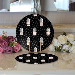 - Supla2li-10232-Siyah-Puantiye-Zeminli-Kaktus-Motifli-Dijital-Baskili-Dekoratif-2li-Yuvarlak-Servis-Altligi-–-Supla-2 - Realhomes Siyah Puantiye Zeminli Kaktüs Motifli Dijital Baskılı Dekoratif 2'li Yuvarlak Servis Altlığı – Supla Realhomes