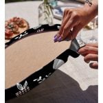 - Supla2li-10233-Siyah-Zemin-Vazo-Desenli-Dijital-Baskili-Modern-2li-Yuvarlak-Servis-Altligi-–-Supla-3 - Realhomes Siyah Zemin Vazo Desenli Dijital Baskılı Modern 2'li Yuvarlak Servis Altlığı – Supla Realhomes