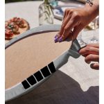 - Supla2li-10234-Gri-Zemin-Vazo-Tasarimli-Dijital-Baskili-Dekoratif-2li-Yuvarlak-Servis-Altligi-–-Supla-3 - Realhomes Gri Zemin Vazo Tasarımlı Dijital Baskılı Dekoratif 2'li Yuvarlak Servis Altlığı – Supla Realhomes