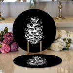 - Supla2li-10244-Siyah-Beyaz-Kozalak-Motifli-Dijital-Baskili-Dekoratif-2li-Yuvarlak-Servis-Altligi-–-Supla - Realhomes Siyah Beyaz Kozalak Motifli Dijital Baskılı Dekoratif 2'li Yuvarlak Servis Altlığı – Supla Realhomes