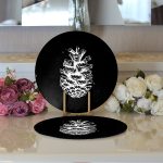 - Supla2li-10244-Siyah-Beyaz-Kozalak-Motifli-Dijital-Baskili-Dekoratif-2li-Yuvarlak-Servis-Altligi-–-Supla-2 - Realhomes Siyah Beyaz Kozalak Motifli Dijital Baskılı Dekoratif 2'li Yuvarlak Servis Altlığı – Supla Realhomes