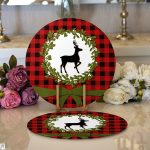 Ekose Zemin Çelenkli Geyik Motifli Dijital Baskılı Modern 2'li Yuvarlak Servis Altlığı – Supla Realhomes