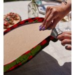 Ekose Zemin Çelenkli Geyik Motifli Dijital Baskılı Modern 2'li Yuvarlak Servis Altlığı – Supla Realhomes