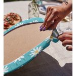 Mavi Zemin Papatya Çizimli Dijital Baskılı Modern 2'li Yuvarlak Servis Altlığı – Supla Realhomes