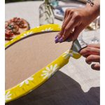 - Supla2li-10378-Sari-Zemin-Papatya-Desenli-Dijital-Baskili-Dekoratif-2li-Yuvarlak-Servis-Altligi-–-Supla-3 - Realhomes  Sarı Zemin Papatya Desenli Dijital Baskılı Dekoratif 2'li Yuvarlak Servis Altlığı – Supla Realhomes