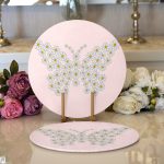 Pembe Zemin Papatyadan Kelebek Tasarımlı Dijital Baskılı Dekoratif 2'li Yuvarlak Servis Altlığı – Supla Realhomes