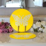 Sarı Zemin Papatyadan Kelebek Tasarımlı Dijital Baskılı Dekoratif 2'li Yuvarlak Servis Altlığı – Supla Realhomes