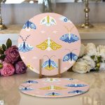 Pembe Zemin Renkli Kelebekler Özel Tasarım Dijital Baskılı Modern 2'li Yuvarlak Servis Altlığı – Supla Realhomes