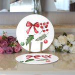 - Supla2li-10456-Beyaz-Zemin-Kurdele-Uzum-Tasarimli-Dijital-Baskili-Dekoratif-2li-Yuvarlak-Servis-Altligi-–-Supla-2 - Realhomes Beyaz Zemin Kurdele Üzüm Tasarımlı Dijital Baskılı Dekoratif 2'li Yuvarlak Servis Altlığı – Supla Realhomes