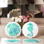 - Supla4lu-Set126-1 - Realhomes 4'lü Beyaz Zemin Üzerinde Renkli Deniz Kabuğu Desenli Servis Altlığı & Supla Realhomes