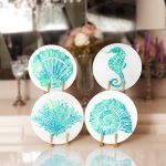 - Supla4lu-Set126 - Realhomes 4'lü Beyaz Zemin Üzerinde Renkli Deniz Kabuğu Desenli Servis Altlığı & Supla Realhomes