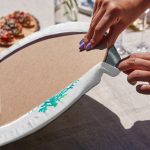 - Supla4lu-Set126-2 - Realhomes 4'lü Beyaz Zemin Üzerinde Renkli Deniz Kabuğu Desenli Servis Altlığı & Supla Realhomes