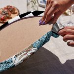 - Supla4lu-Set257-2 - Realhomes 4'lü Dama Zeminli Fotoğraf Çeken & Kahve İçen Kız Tasarımlı Servis Altlığı & Supla Realhomes