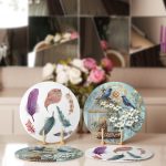 - Supla4lu-Set8-1 - Realhomes 4'lü Renkli Tüy & Mavi Saka Kuşu Tasarımlı Servis Altlığı & Supla Realhomes