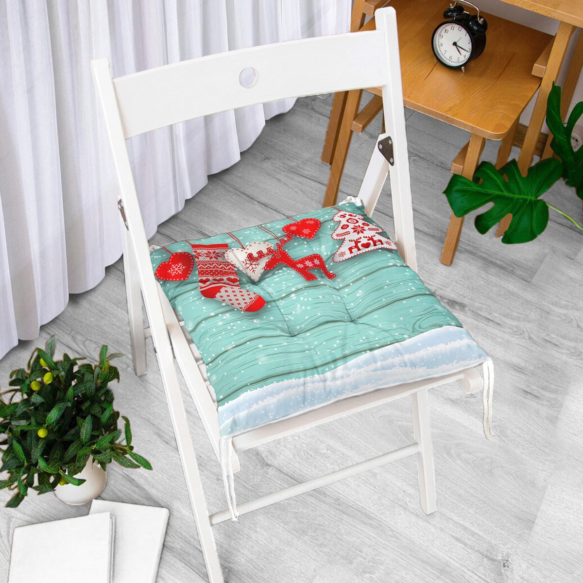 Yeşil Zeminde Yılbaşı Konsepti Desenli Dekoratif Pofuduk Sandalye Minderi Realhomes