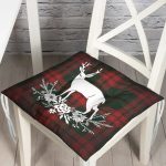 - P3037-Gorsel - Realhomes Ekose Zeminde Yılbaşı Geyik Temalı Dijital Baskılı Pofuduk Sandalye Minderi Realhomes