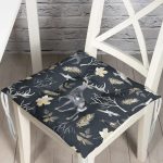 - P3041-Gorsel - Realhomes Siyah Zeminde Geyik ve Yaprak Desenli Pofuduk Sandalye Minderi Realhomes