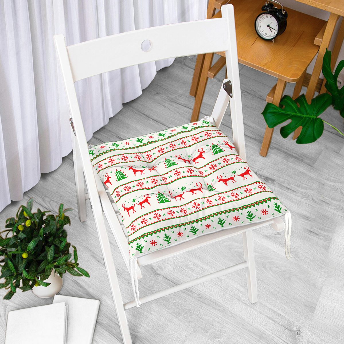 Beyaz Zeminli Kanaviçe Geyik Desenli Dekoratif Pofuduk Sandalye Minderi Realhomes