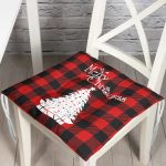 Siyah Kırmızı Ekose Desenli Yılbaşı Temalı Dekoratif Pofuduk Sandalye Minderi Realhomes