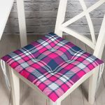 - P3077-Gorsel - Realhomes Pembe Lacivert Ekose Desenli Dekoratif Pofuduk Sandalye Minderi Realhomes