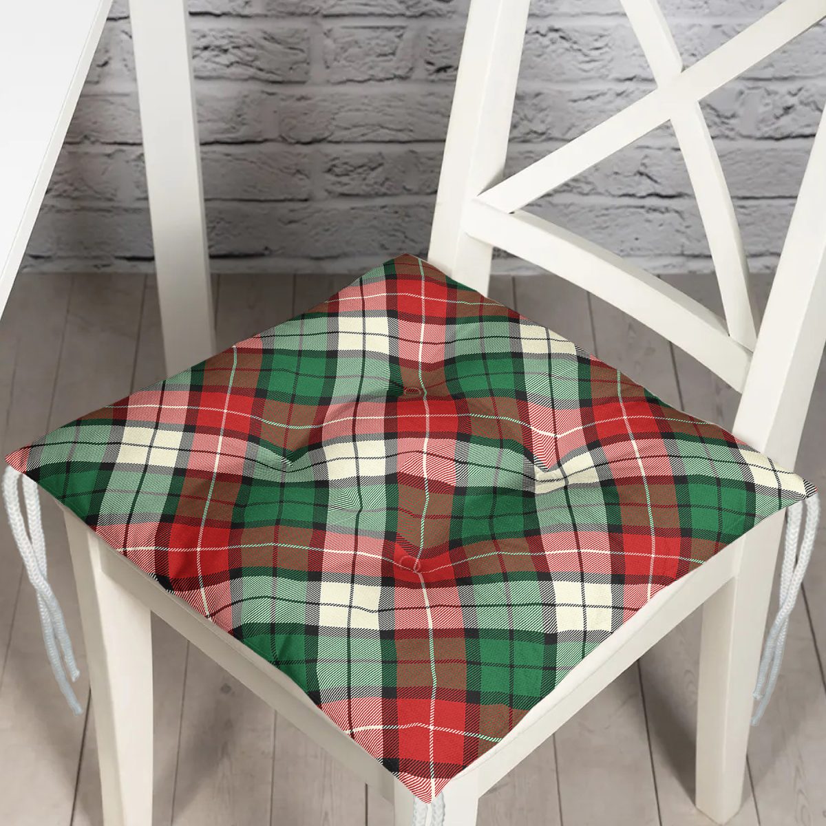 Yeşil Kırmızı Beyaz Ekose Desenli Dekoratif Pofuduk Sandalye Minderi Realhomes