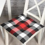 - P3080-Gorsel - Realhomes  Siyah Kırmızı Beyaz Ekose Desenli Dekoratif Pofuduk Sandalye Minderi Realhomes