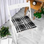 - P3090-Gorsel-1 - Realhomes  Siyah Beyaz Ekose Desenli Dekoratif Pofuduk Sandalye Minderi Realhomes