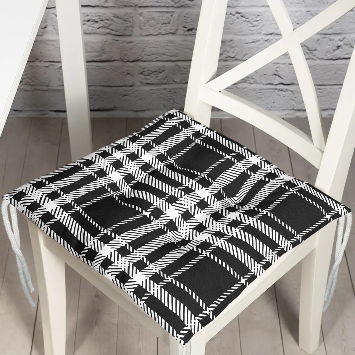 Siyah Beyaz Ekose Desenli Dekoratif Pofuduk Sandalye Minderi Realhomes
