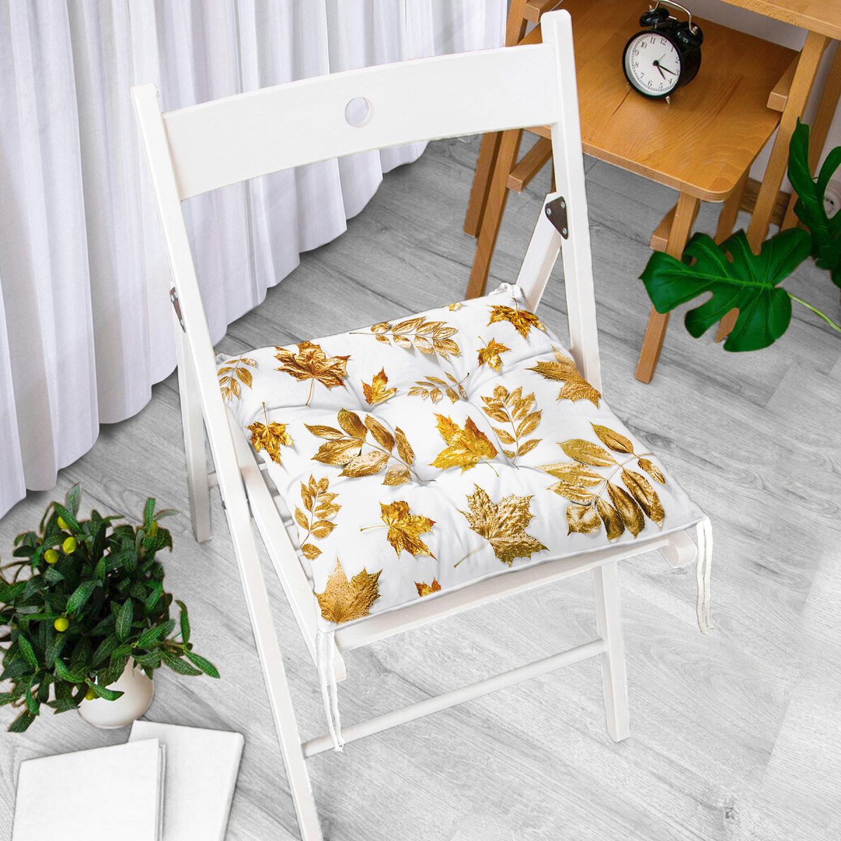Beyaz Zeminde Altın Yapraklar Desenli Dijital Baskılı Pofuduk Sandalye Minderi Realhomes