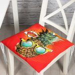 - P3170-Gorsel - Realhomes Kırmızı Zemin Ananas Desenli Dekoratif Pofuduk Sandalye Minderi Realhomes