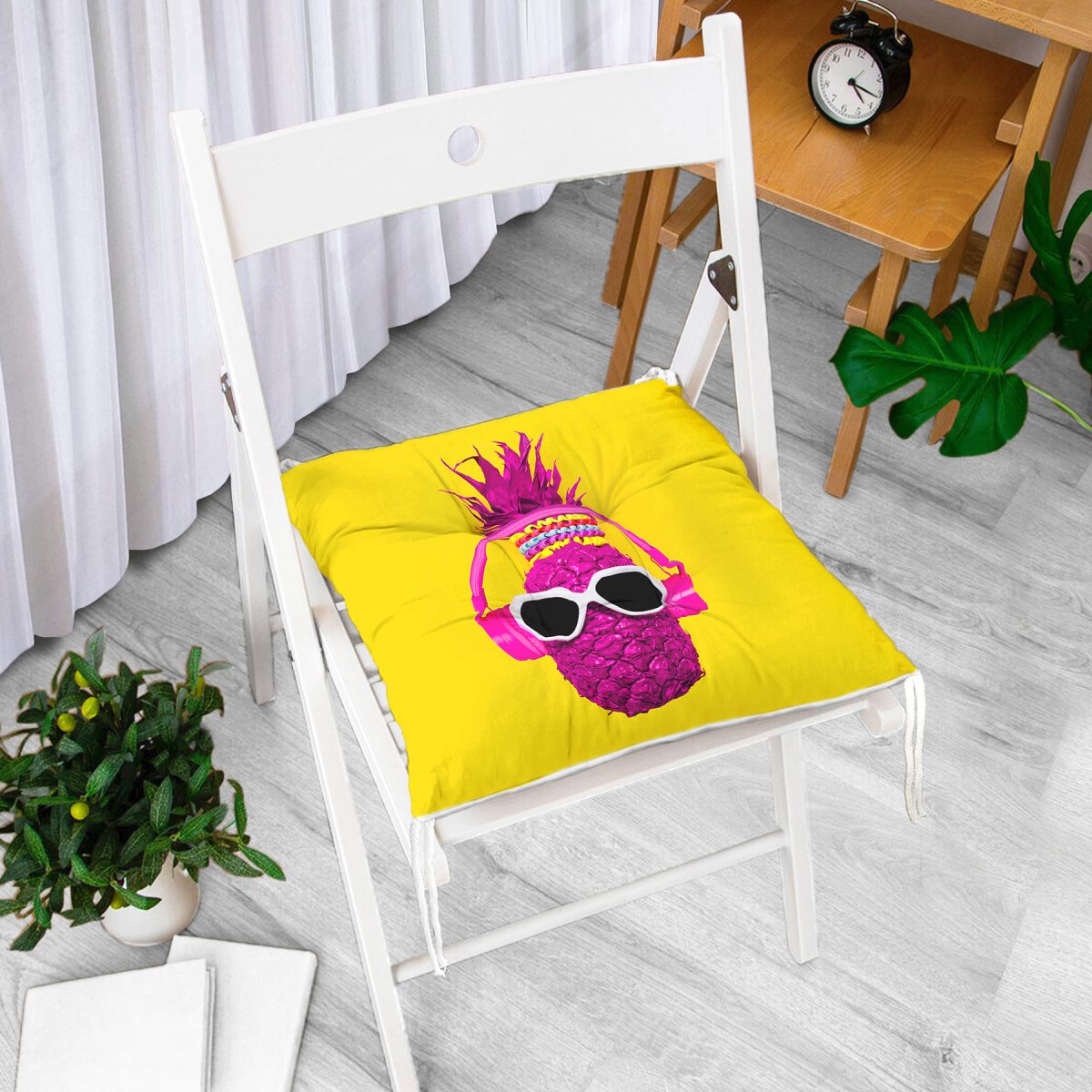 Sarı Zeminde Pembe Ananas Modern Tasarımlı Pofuduk Sandalye Minderi Realhomes