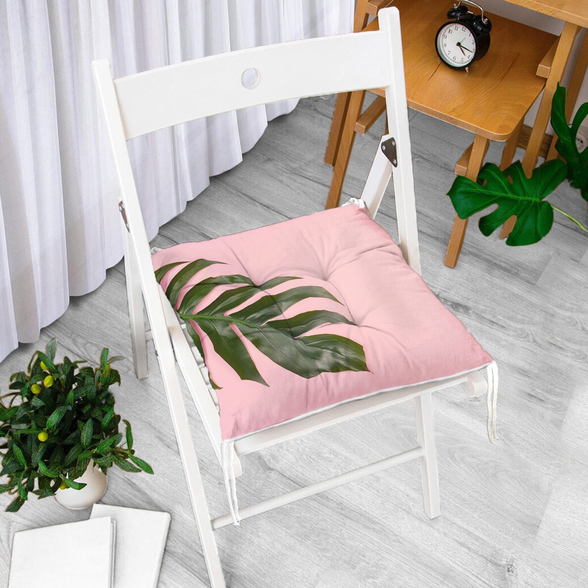 Pembe Zeminde Yaprak Modern Tasarımlı Dekoratif Pofuduk Sandalye Minderi Realhomes